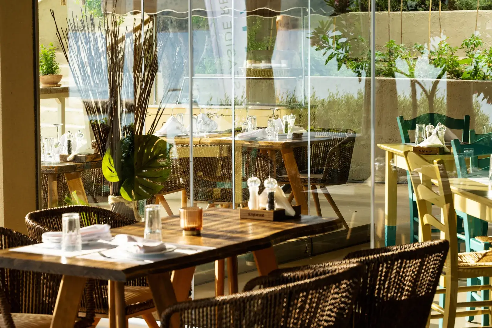 Relaxed seaside restaurant setting in Plataria