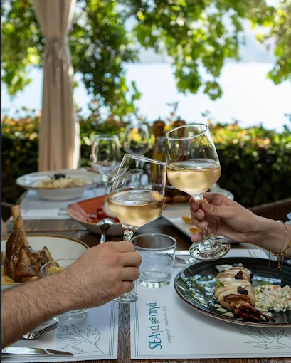 Grčka i mediteranska jela poslužena u restoranu pored mora