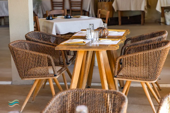 Mediteranska jela za deljenje u restoranu pored mora