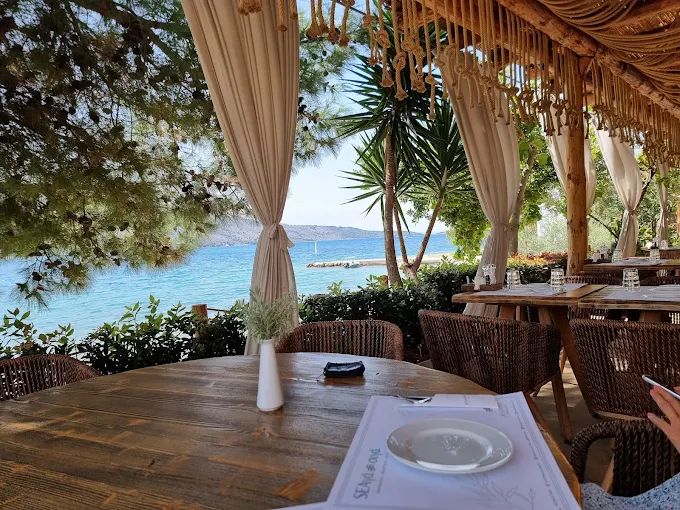 Relaxed seaside dinner setting in Plataria