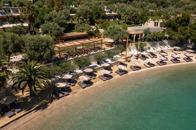 Beach with sunbeds and drinks in Plataria