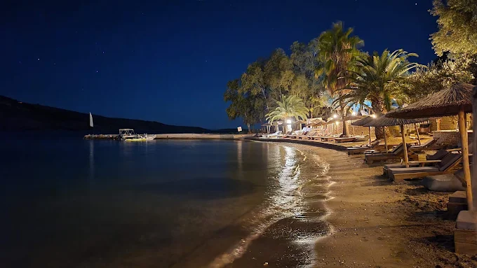 Beach drinks and seaside food close to the water in Plataria